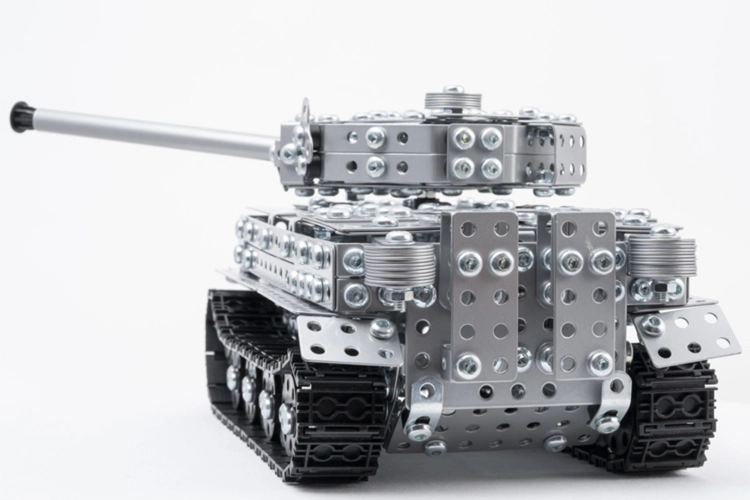 Metalowy konstruktor czołgu Tiger I, widok z przodu.