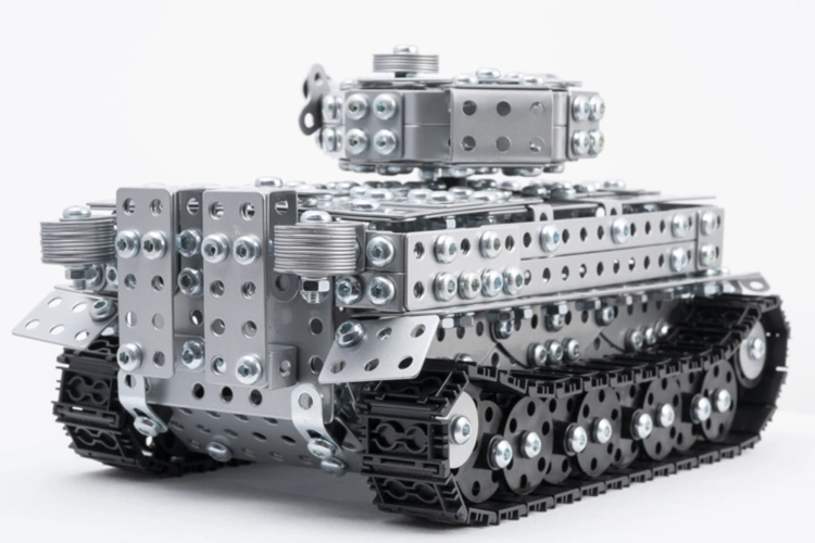 Złożony metalowy model czołgu Tiger I, widok z boku.