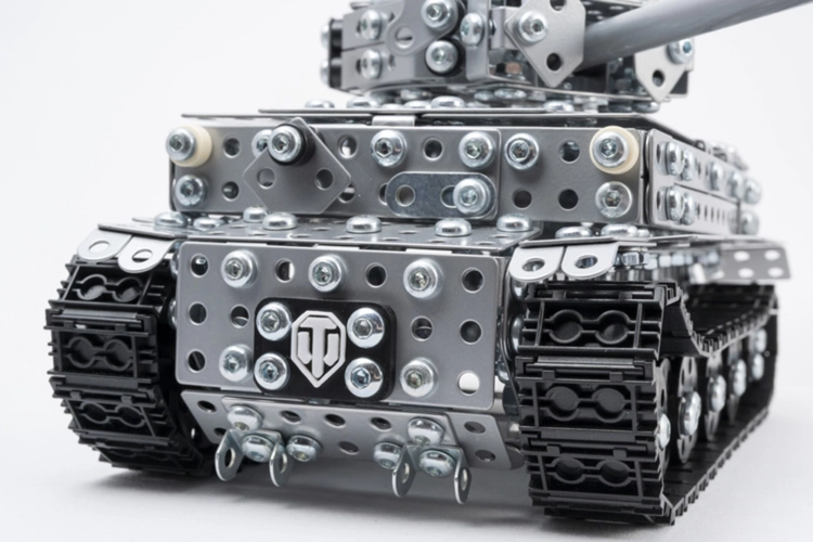 Metalowy konstruktor Tiger I, zbliżenie na przedni kadłub z logo World of Tanks.