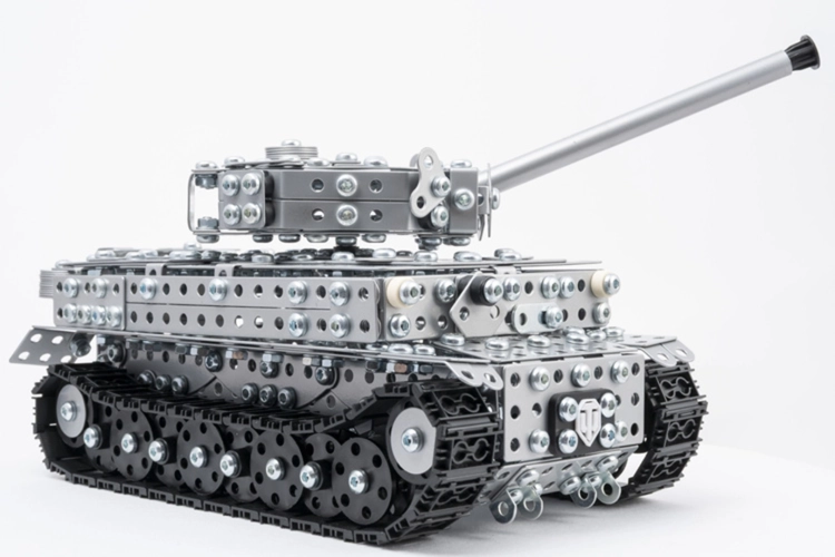 Złożony metalowy czołg Tiger I Alexander, widok z boku z armatą.