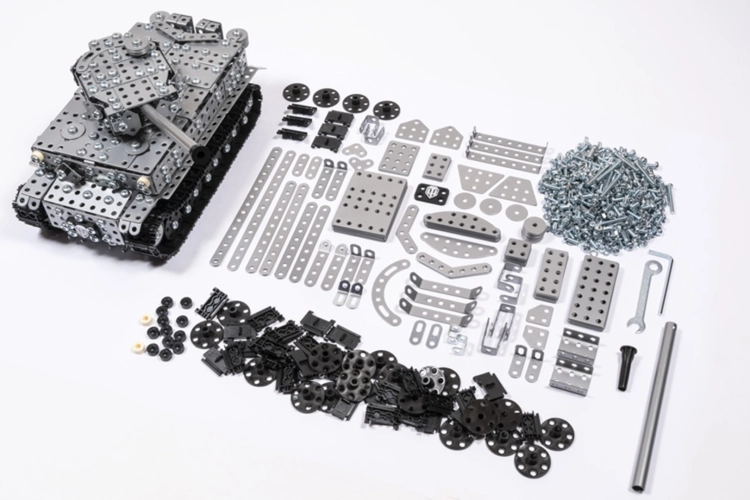 Metalcraft World of Tanks Tiger I, złożony model i wszystkie elementy zestawu konstrukcyjnego.