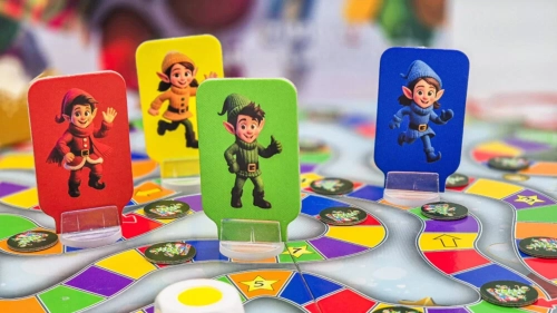 Pionki elfów w różnych kolorach na kolorowej planszy gry Multigra Świąteczna Misja.