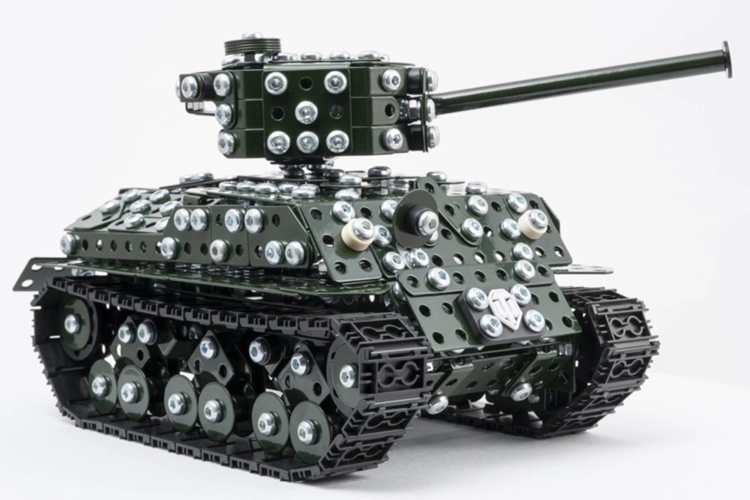 Złożony metalowy model czołgu Sherman M4A3E8 Alexander, widok z boku z armatą.