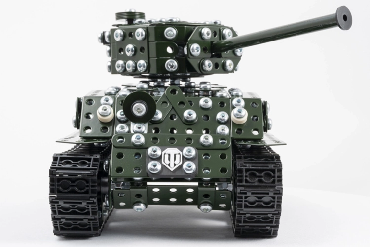 Złożony metalowy model czołgu Sherman M4A3E8 Alexander, widok z przodu.