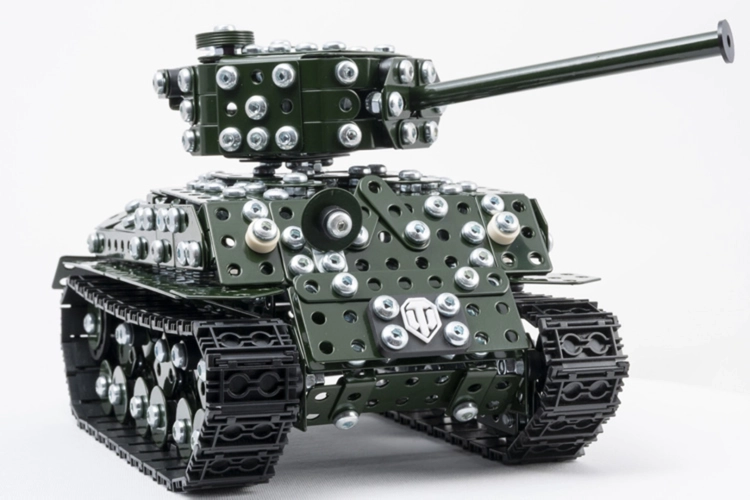 Metalowy model Sherman M4A3E8 Alexander, widok z przodu z logo World of Tanks.
