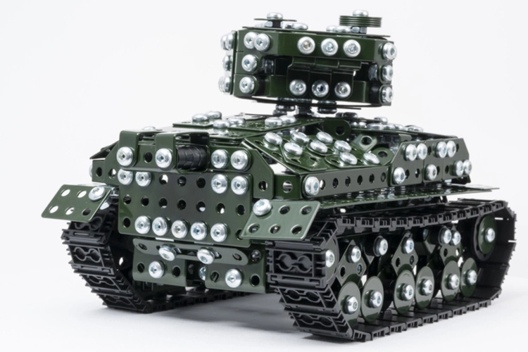 Złożony metalowy model czołgu Sherman M4A3E8, widok pod kątem na kadłub i wieżę.