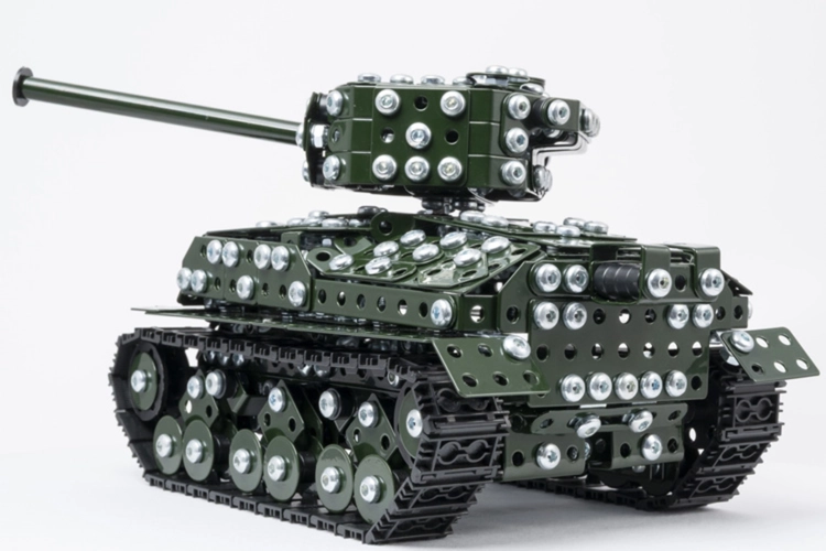 Złożony metalowy model czołgu Sherman M4A3E8, widok z boku na gąsienice.