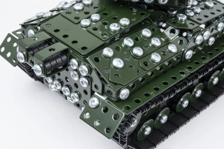 Metalowy konstruktor czołgu Sherman M4A3E8, zbliżenie na tylną część kadłuba.