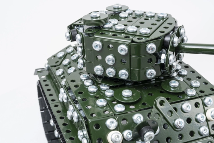 Metalowy model czołgu Sherman M4A3E8 Alexander, zbliżenie na wieżę.