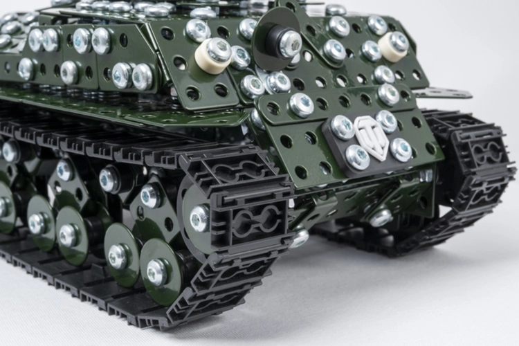 Złożony metalowy czołg Sherman M4A3E8, zbliżenie na gąsienice i przedni pancerz.