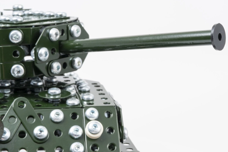 Metalowy konstruktor Sherman M4A3E8, zbliżenie na lufę czołgu.