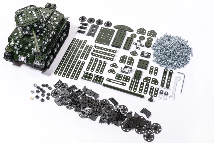 Metalcraft World of Tanks Sherman M4A3E8, złożony model i wszystkie elementy zestawu konstrukcyjnego.
