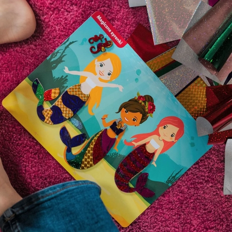 Zestaw kreatywny Foil Fun, obrazek Magiczne Syrenki ozdobiony kolorową folią.