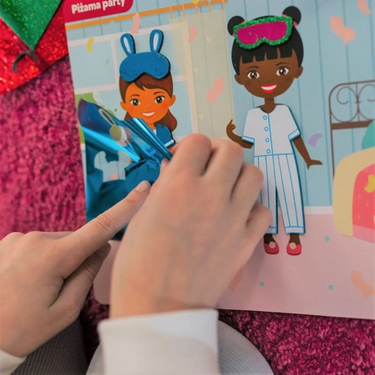 Dziecko nakłada niebieską folię na szablon z piżama party z zestawu Foil Fun.