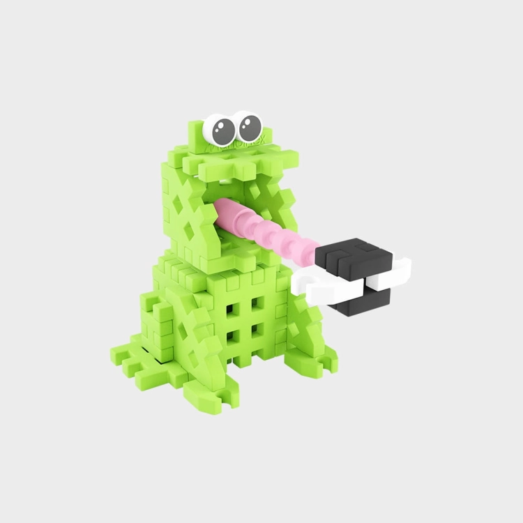 Złożona figurka żaby z klocków Mini Waffle Pocket Pets, widok z otwartą paszczą.