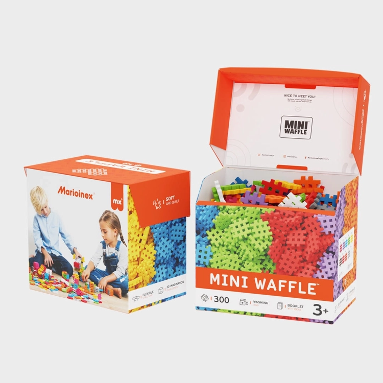 Klocki konstrukcyjne Marioinex Mini Waffle 300 elementów, otwarte pudełko z klockami i instrukcją.