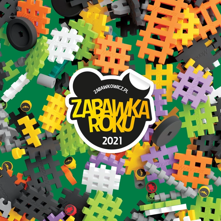 Naklejka "Zabawka Roku 2021" na tle rozsypanych kolorowych klocków Marioinex Mini Waffle.