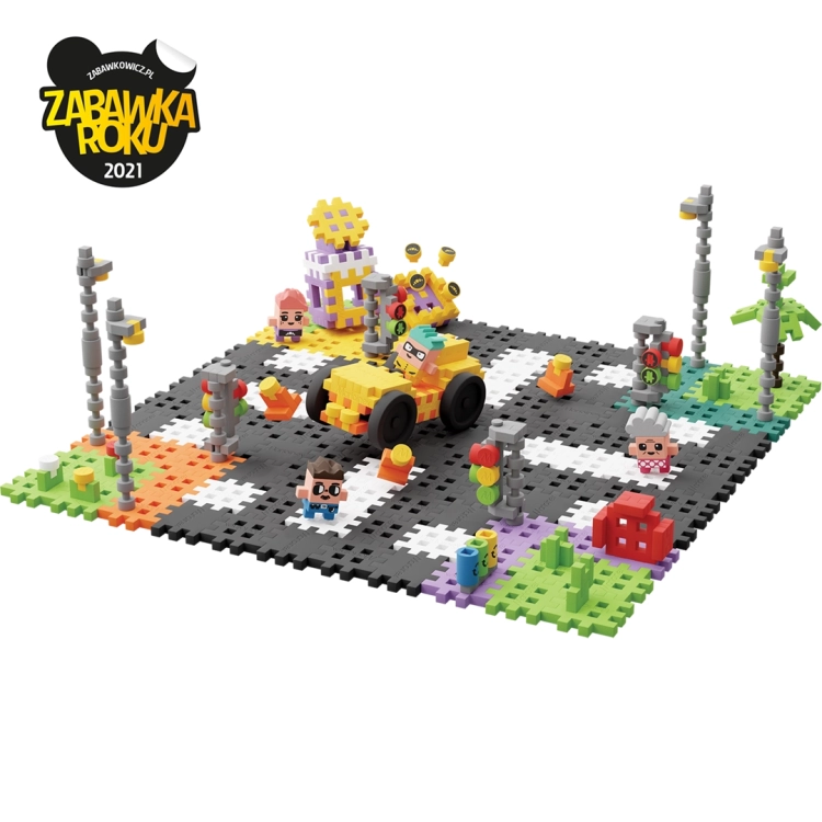 Zbudowana ulica z klocków Marioinex Mini Waffle City Street, widoczny samochód i figurki.