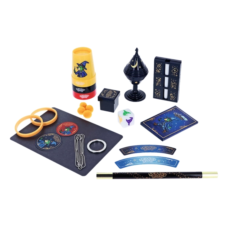 Zestaw Magiczne Sztuczki Spy Guy Fantasy, rozłożone akcesoria, w tym kubeczki, obręcze, karty i magiczna różdżka.