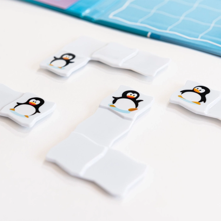 Cztery elementy lodu z pingwinami z gry logicznej Parada Pingwinów Smart Games na białym tle.