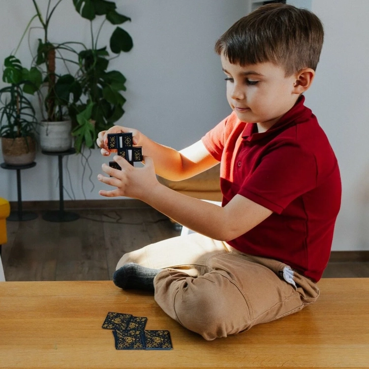 Chłopiec wykonuje sztuczkę z czarodziejskim podziałem kostek z zestawu Magiczne Sztuczki by Spy Guy Fantasy.