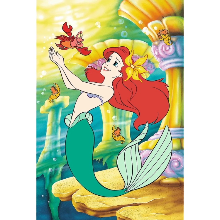Ilustracja z puzzli Trefl Disney Mała Syrenka, przedstawiająca Ariel z czerwonymi włosami i krabem Sebastianem pod wodą.