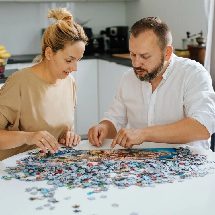 Dwoje dorosłych układających Puzzle Trefl 1000 3D Jeż