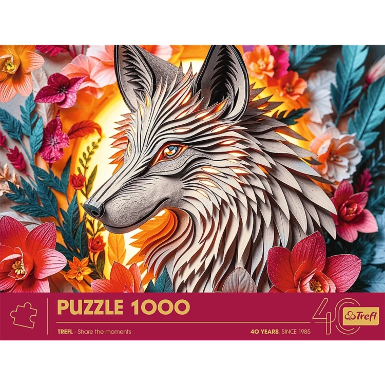 Duży zbliżenie na główną grafikę puzzli Trefl 1000 elementów: szczegółowa głowa WILKA z niebieskim okiem na tle kwiatów i wschodzącego słońca.