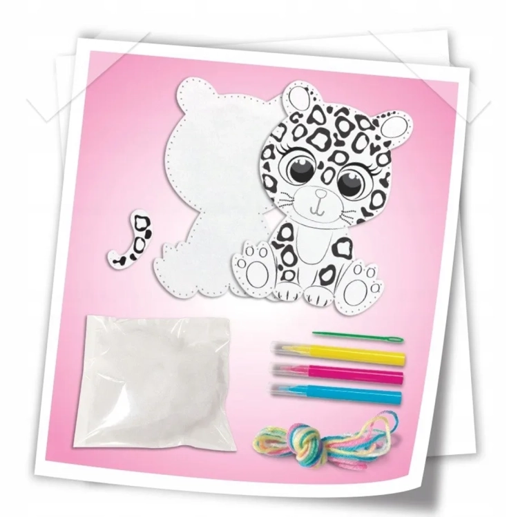 Zawartość zestawu DIY Creative Studio: Pantera do szycia (elementy do pokolorowania), wypełnienie, kolorowe nici, igła, i pisaki/kredki.