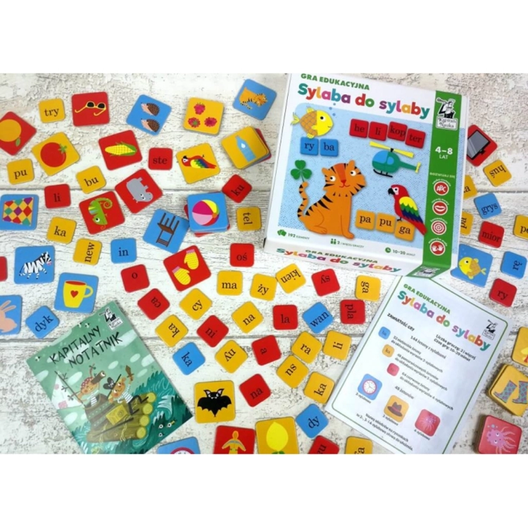 Elementy gry Sylaba do sylaby Kapitan Nauka: kolorowe żetony z obrazkami i sylabami oraz instrukcja.