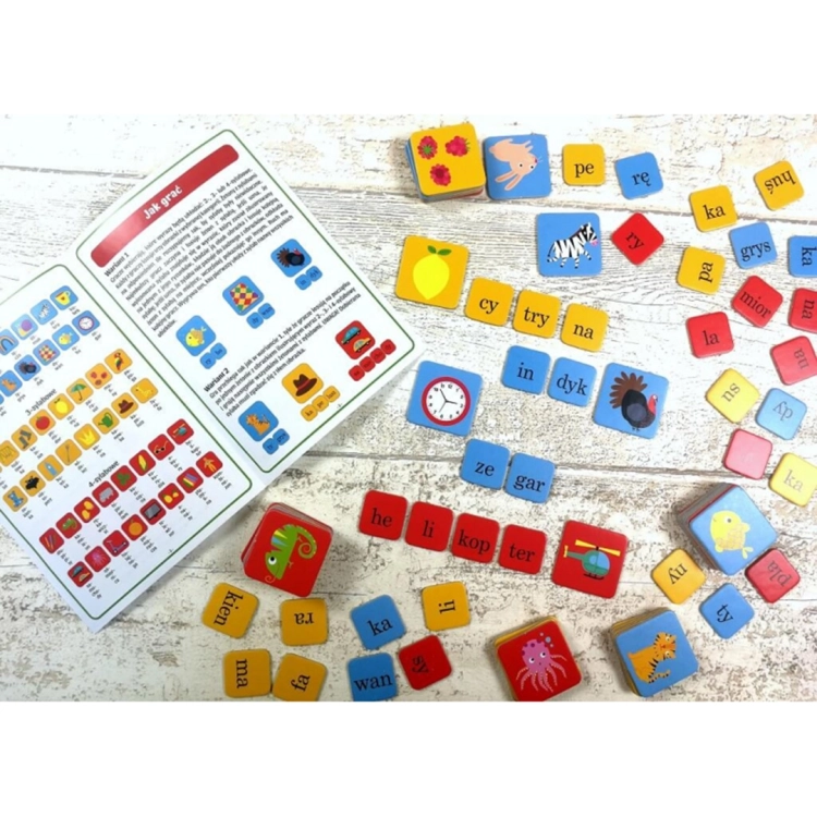 Rozłożone żetony gry Sylaba do sylaby z przykładami słów: cytryna, indyk, zegar, helikopter.