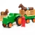 Elementy zestawu SmartMax My First Tractor: zielony traktor, czerwona figurka rolnika, przyczepa z płotkiem i dwa magnetyczne koniki.