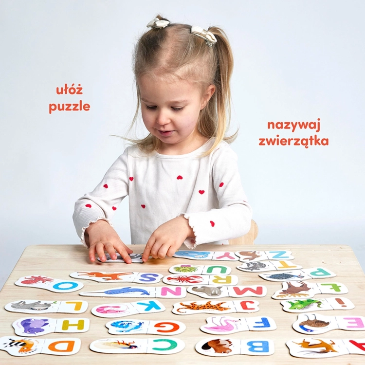 Dziecko bawiące się puzzlami edukacyjnymi CzuCzu Literki przy stole, nauka alfabetu przez zabawę.