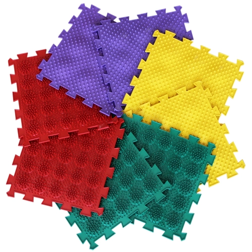 Osiem kolorowych modułów maty sensorycznej w kolorach fioletowym, żółtym, zielonym i czerwonym, ułożonych w kształt wachlarza na białym tle.