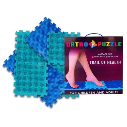 Opakowanie produktu Ortho Puzzle „Trail of Health” z widocznym zestawem niebieskich i turkusowych modułów oraz grafiką bosych stóp na macie.