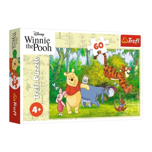 Pudełko puzzli Trefl przedstawiające Kubusia Puchatka i przyjaciół w lesie, z oznaczeniem 60 elementów i wieku 4+.