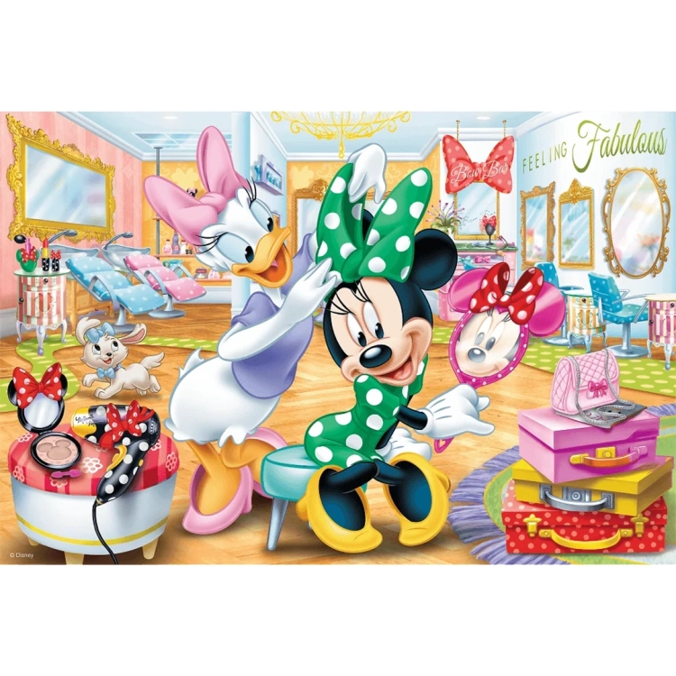 olorowa ilustracja z puzzli przedstawiająca Daisy czeszącą Minnie w otoczeniu kosmetyków, luster i kolorowych walizek.