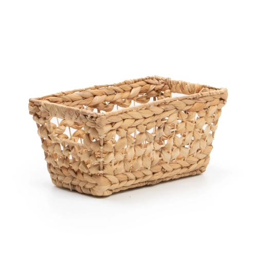 Prostokątny, ażurowy kosz z hiacyntu wodnego w rozmiarze S. Jasny, słomkowy kolor i dwa wycięte uchwyty. Idealny jako organizer do pokoju dziecięcego.