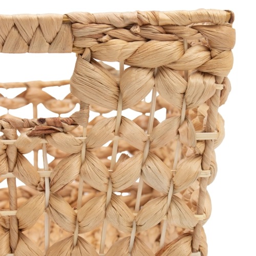 Zbliżenie na ozdobny splot kosza z hiacyntu wodnego. Widoczny detal naturalnego materiału w stylu boho oraz otwór służący jako boczny uchwyt do przenoszenia organizera.