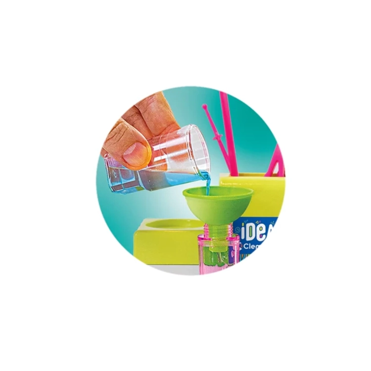 Zbliżenie dłoni nalewającej niebieski tusz przez zielony lejek do przezroczystego korpusu markera Clementoni.