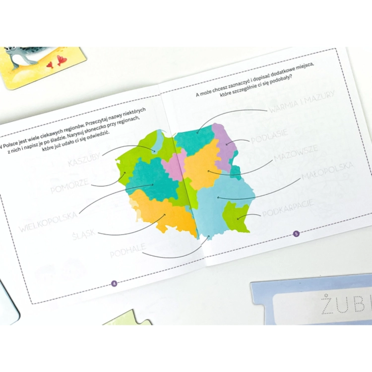 Otwarta książeczka edukacyjna z kolorową mapą regionów Polski i zadaniem polegającym na wpisywaniu nazw krain geograficznych po śladzie.