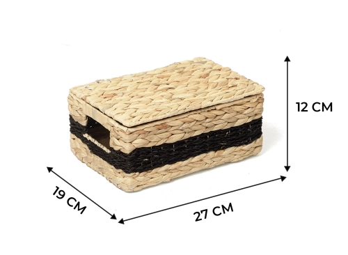 Zamknięty pleciony kosz z hiacyntu wodnego z czarnym paskiem i strzałkami wymiarowymi: 27 cm dł., 19 cm szer., 12 cm wys.