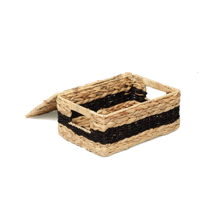 Pleciony prostokątny kosz z hiacyntu wodnego z uchwytami i czarnym paskiem, z otwartą pokrywą opartą obok.