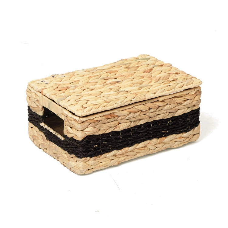 Zamknięty prostokątny kosz pleciony z hiacyntu wodnego w stylu LOFT z ozdobnym czarnym pasem, widok z boku na białym tle.