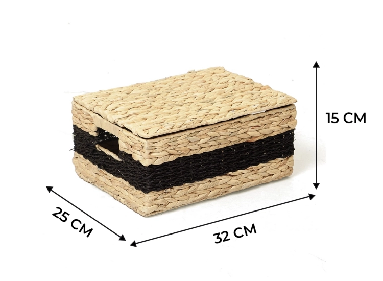 Zdjęcie produktowe plecionego kosza z hiacyntu wodnego z pokrywą na białym tle, z naniesionymi strzałkami i wymiarami: wysokość 15 cm, szerokość 32 cm, głębokość 25 cm. Kosz ma czarny ozdobny pasek.