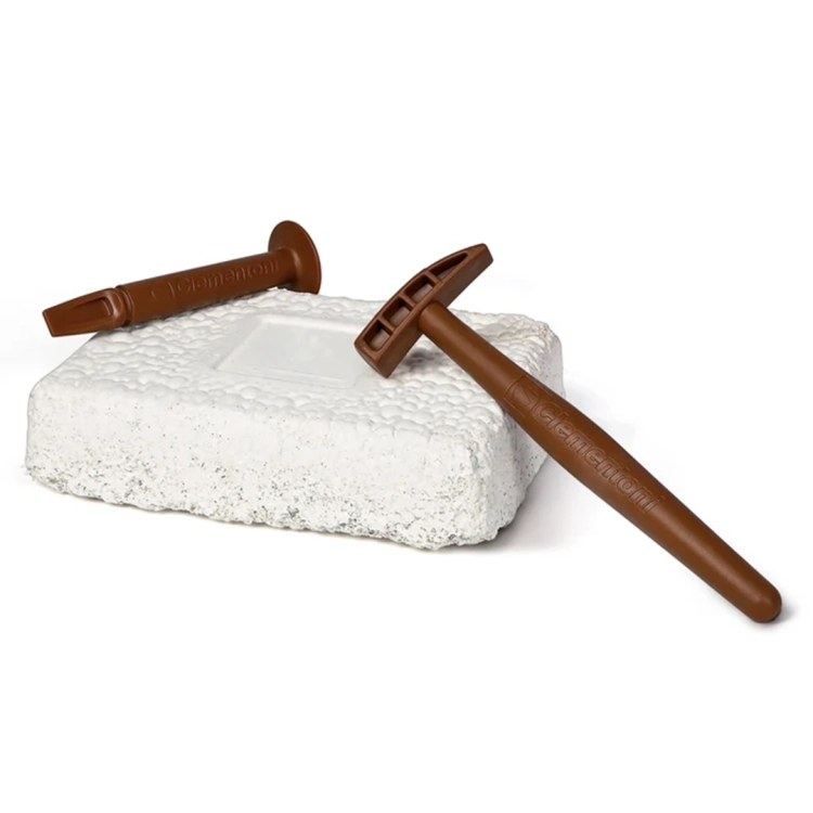 Gipsowy blok terenu do drążenia wraz z plastikowym młotkiem i dłutem paleontologicznym Clementoni.