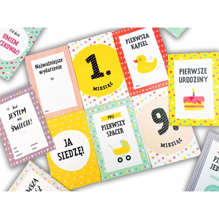 Kolaż kolorowych kart do pamiątkowych zdjęć z napisami: „1. miesiąc”, „Pierwsza kąpiel”, „Ja siedzę!”, „Pierwsze urodziny” i „Mój pierwszy spacer”.