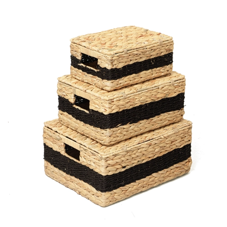 Trzy prostokątne kosze z hiacyntu wodnego o różnych rozmiarach ułożone w piramidę na białym tle.