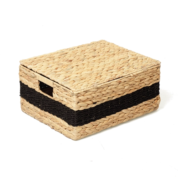 Zamknięty, prostokątny kosz pleciony z hiacyntu wodnego w kolorze naturalnym z czarnym pasem pośrodku.