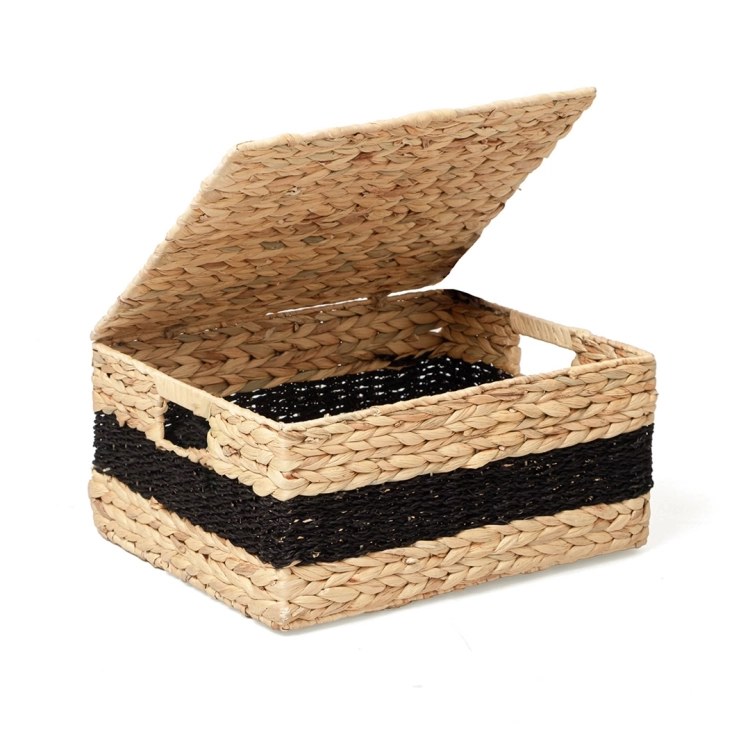 Otwarty kosz z hiacyntu wodnego z uchwytami, prezentujący wnętrze i mechanizm podnoszenia pokrywy.